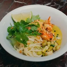Noodles de caril com lagosta